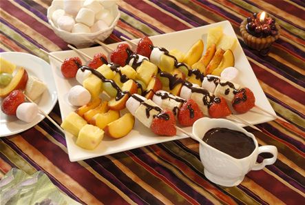 Fruit kebabs with chocolate cream sauce
